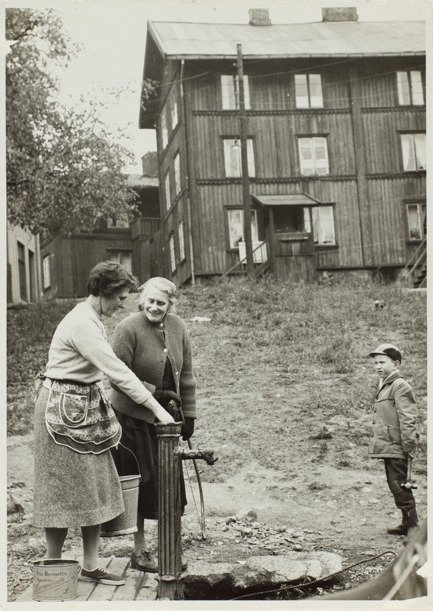 To kvinner ved vannposten