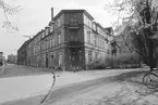 Repslagaregatan 2 i Linköping. Reveterat trähus i två våningar, uppfört av byggmästare Frans August Påhlman 1882. Vackra och tidstypiska balkongräcken i gjutjärn i hörnet mot Järnvägsparken. Under en lång följd av år var konditori Scandia-Terassen en populär servering och musikestrad på adressen.
