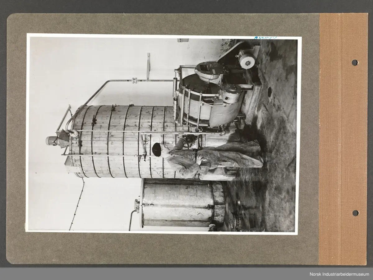Fotoalbum med 48 sider og 48 innlimte fotografier fra Norsk Hydro på Herøya.