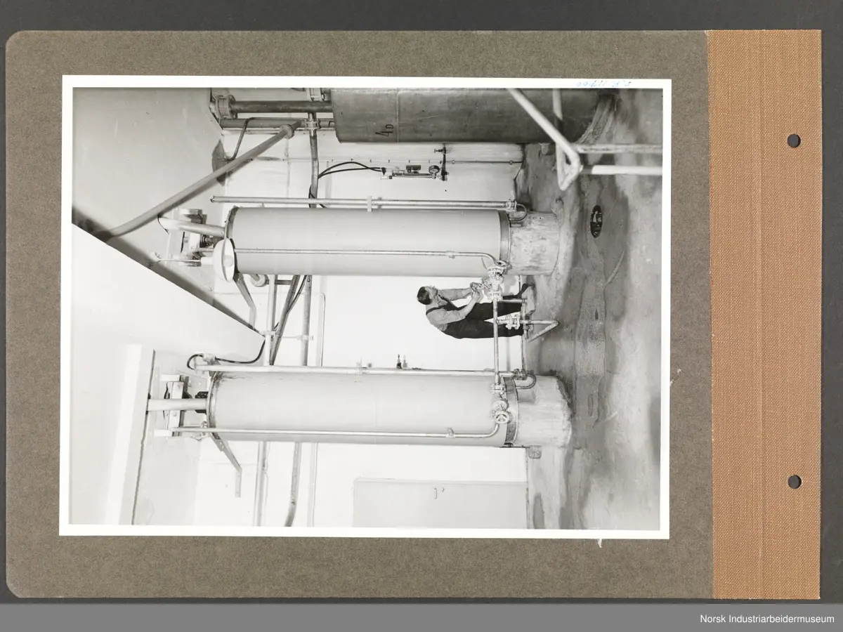 Fotoalbum med 48 sider og 48 innlimte fotografier fra Norsk Hydro på Herøya.