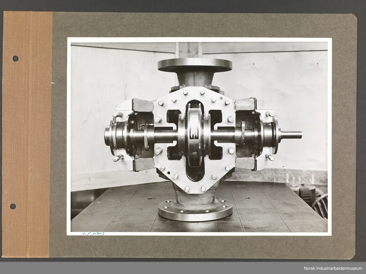 Fotoalbum med 48 sider og 48 innlimte fotografier fra Norsk Hydro på Herøya.