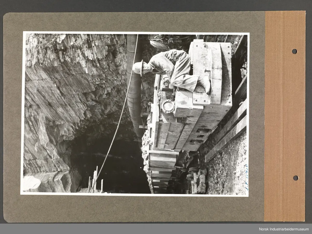 Fotoalbum med 48 sider og 48 innlimte fotografier fra Norsk Hydro på Herøya.