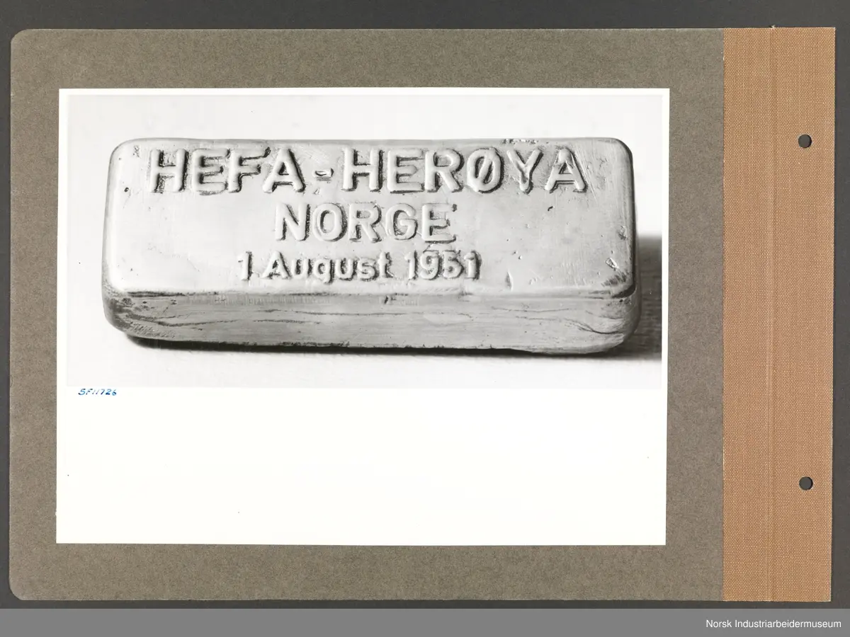 Fotoalbum med 48 sider og 48 innlimte fotografier fra Norsk Hydro på Herøya.