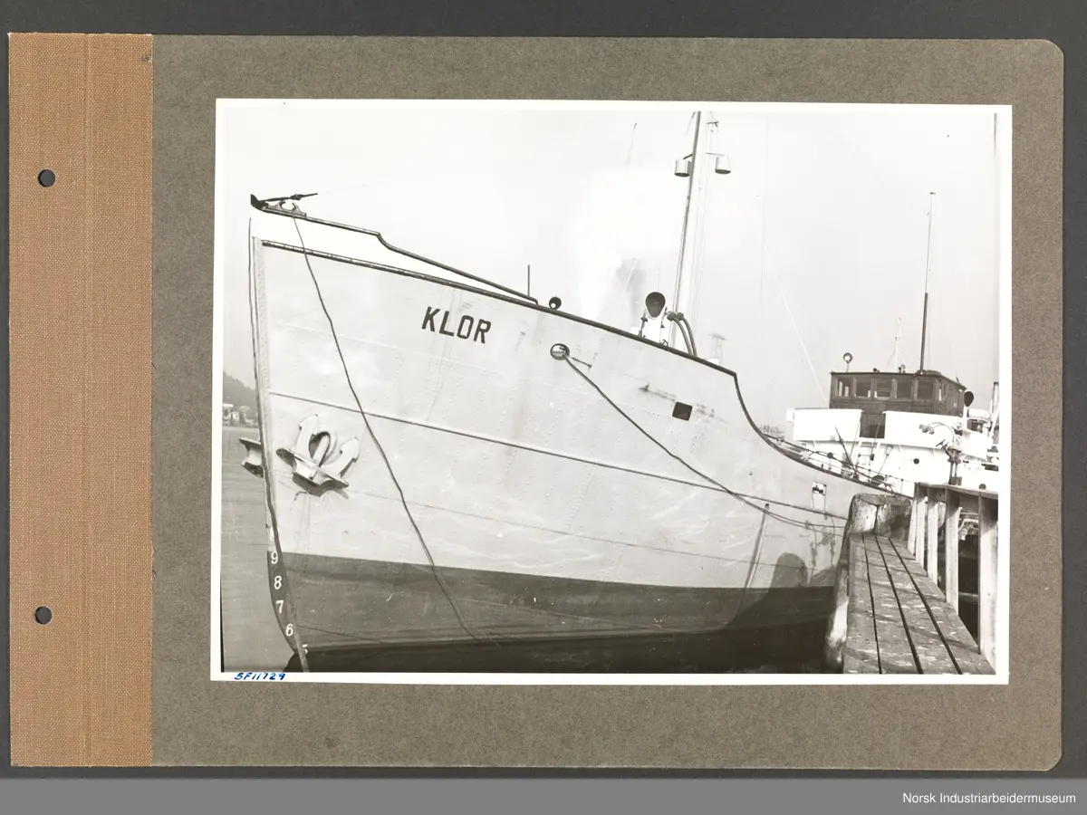 Fotoalbum med 48 sider og 48 innlimte fotografier fra Norsk Hydro på Herøya.