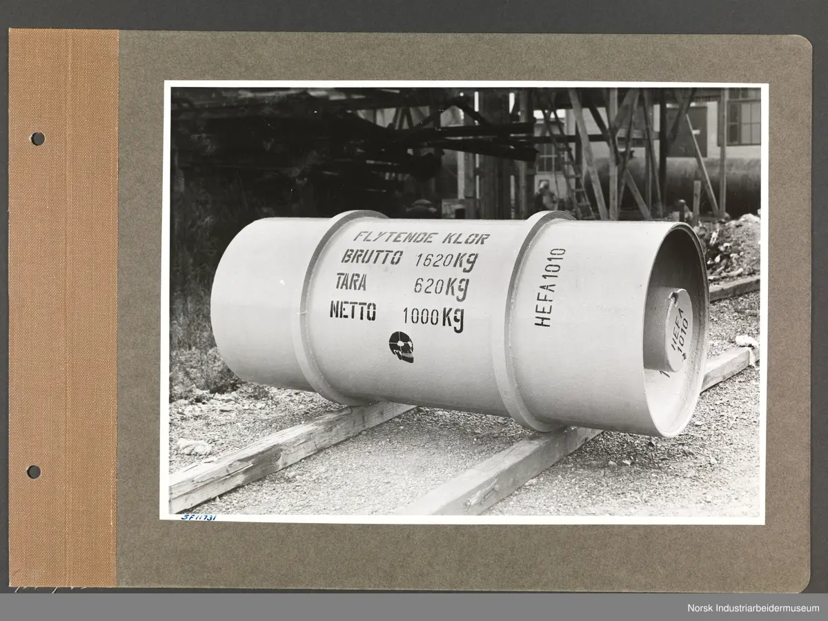 Fotoalbum med 48 sider og 48 innlimte fotografier fra Norsk Hydro på Herøya.