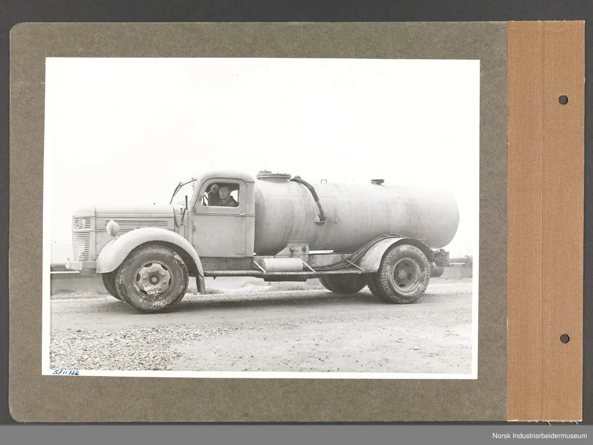 Fotoalbum med 48 sider og 48 innlimte fotografier fra Norsk Hydro på Herøya.