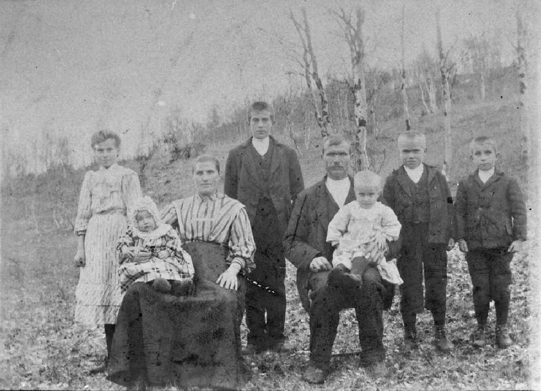 Leirfjord, Simsø, Meås. Familiebilde. Familien Pettersen.
F.v.: Konstanse Pettersen, Anna Hansen (1877-1971), på fanget har hun Petra Pettersen (gift Wassdal), Paul Pettersen, Jens Pettersen (1873-1921), på fanget har han Asbjørg Pettersen (gift Slettbakk), Hans Pettersen og Nils Pettersen. Paul Pettersen druknet høsten 1912. Hans og Nils emigrerte til Amerika, Hans forsvant der.
Bildet er brukt i Leirfjordkalenderen - januar 2004