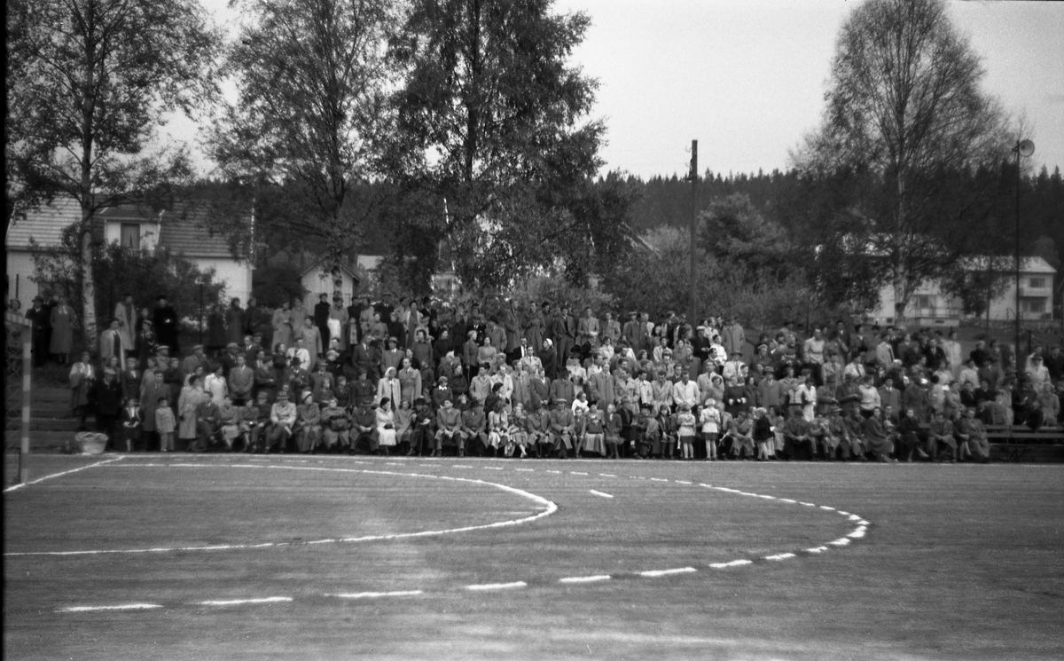 Tre bilder fra semifinalen i Norgesmesterskapet i håndball for damer året 1953. Kampen, som ble spilt i Mysen, var mellom Trøgstad og Kraby, og Trøgstad vant kampoen.