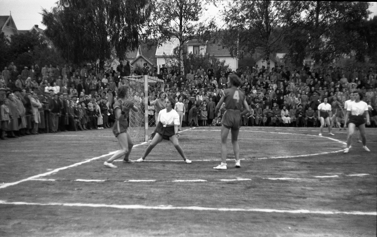 Tre bilder fra semifinalen i Norgesmesterskapet i håndball for damer året 1953. Kampen, som ble spilt i Mysen, var mellom Trøgstad og Kraby, og Trøgstad vant kampoen.