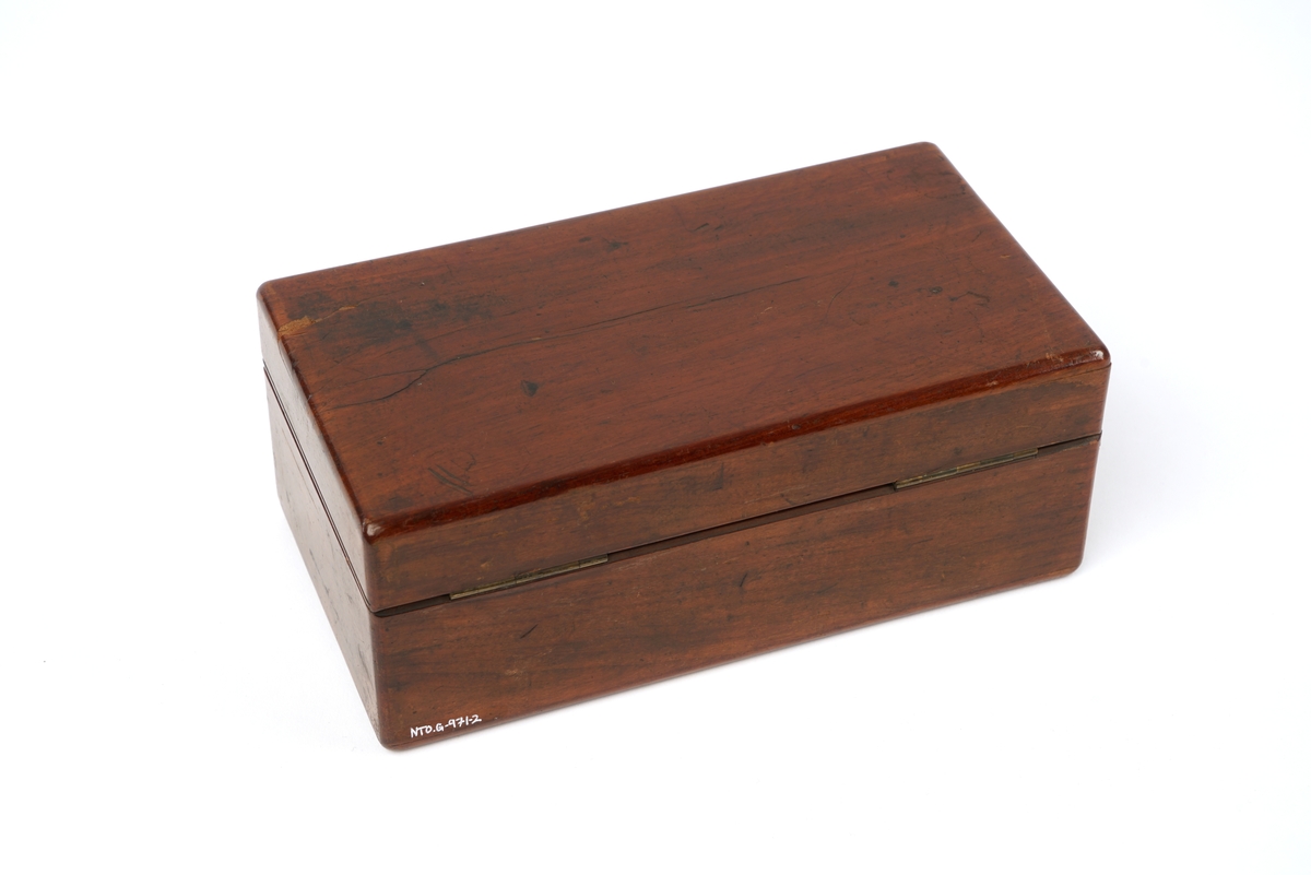 Trekasse med dør,  og lås uten nøkkel, inneholdende mikroskop med div utstyr