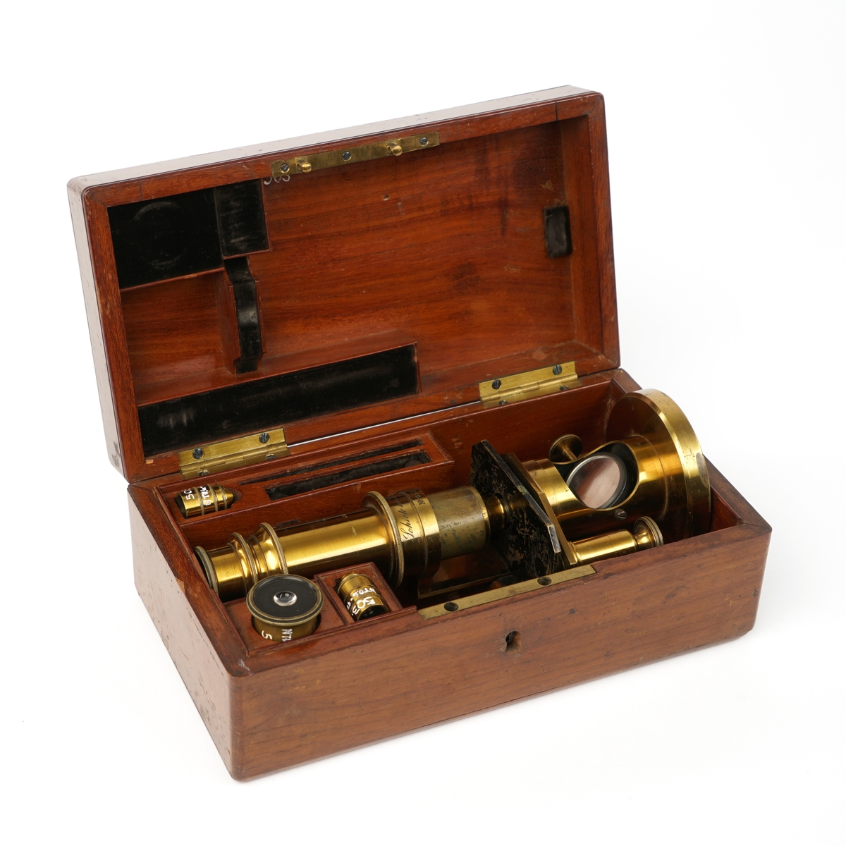 Trekasse med dør,  og lås uten nøkkel, inneholdende mikroskop med div utstyr