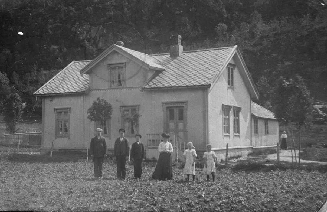 Leirfjord, Kviting. Huset til familien Bergh på Kviting.
Fra v.: Jørgen Johansen, Abel Bergh, Ellen Bergh, Jorunn Bergh (f. 1898) og Nora Jørgensen (oppfostret på Kviting), en av guttene er ukjent.
Bildet er brukt i Leirfjordkalenderen - oktober 1986