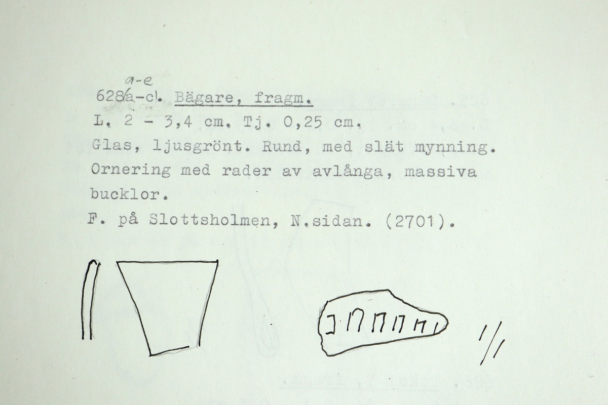 Fem fragment av en kupig bägare (vinglas) av ljusgrön glasmassa. En helt slät mynningsbit (a), tre bukbitar med små bucklor i relief, placerade i vertikala rader (b, c, d) samt en helt slät bukbit (e). M 17000-628 b valdes ut för ICP-analys i maj 2023.