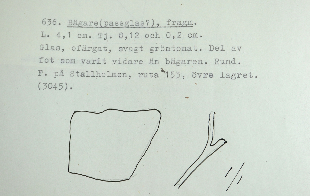 Fragment av foten till en bägare (troligen ett passglas) i svagt gröntonad glasmassa. Den runda, utvinklade foten har varit vidare än bägaren.