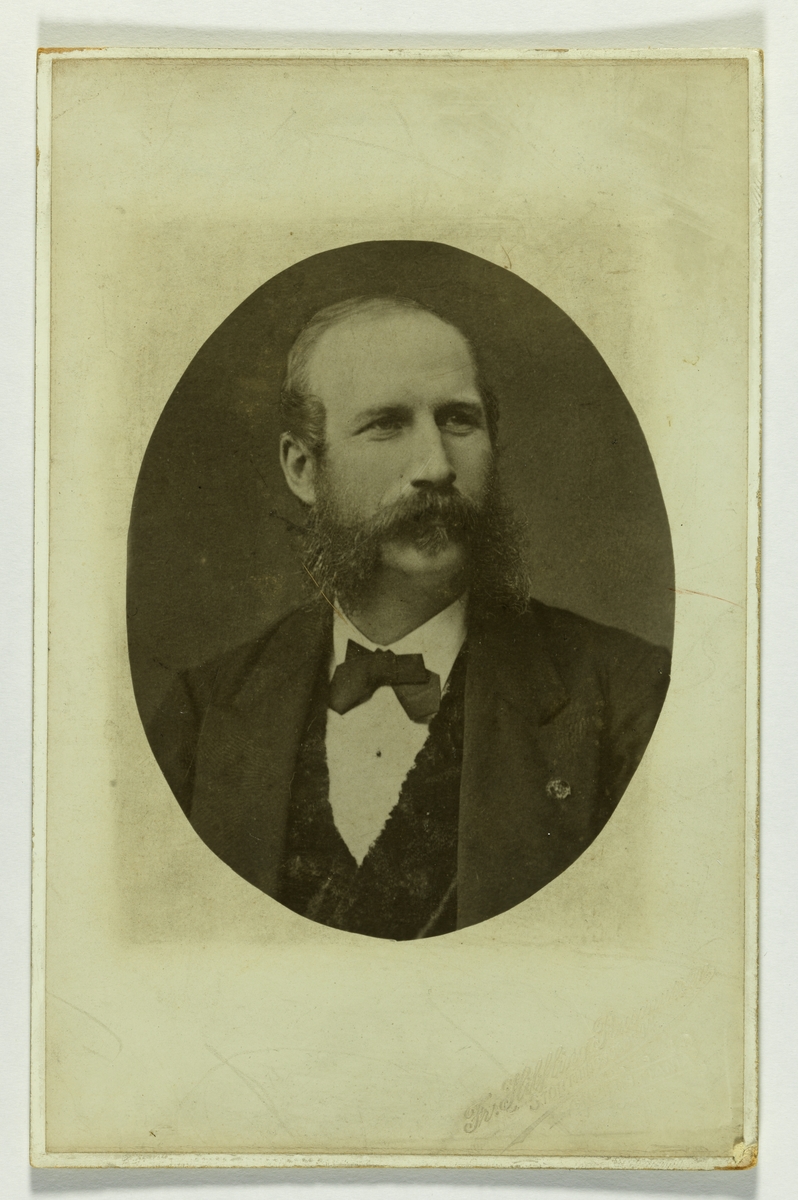 Portrett av Otto Gjerdrum, svigerfar til Erik Anker Gude. Gjerdrum var en forretningsmann, jurist og hoffjegermester. Hans kone, Ingeborg Birgitte Wergeland, var datter av Harald Nicolai Storm Wergeland.