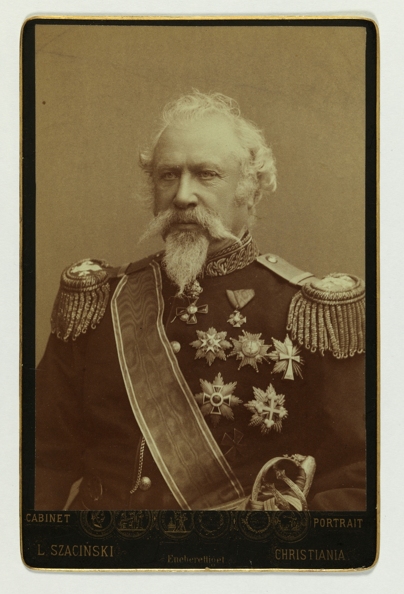 Portrett av general Harald Nicolai Storm Wergeland, fetter og adoptivbror til Henrik Wergeland. Storm Wergeland var høyt dekorert general og var blandt annet ridder av Dannebrogordenen. Han var svigerfar til Otto Adolph Gjerdrum.
