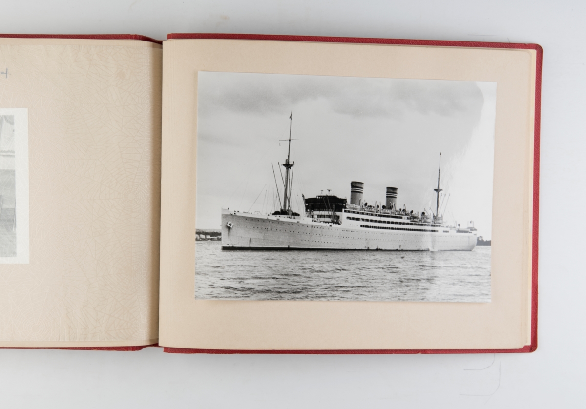 Fotoalbum med fotografier av besetningsmedlemmer fra D/S 'Stavangerfjord', og skipets siste reise i november 1963.