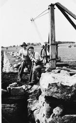 Olav Eivindson Hognestad og Velin Svendsen på kanalarbeid.