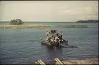 Signaltrupperna, S2 Karlsborg 1957. Jeep-färja demonstreras i samband med Jutan-övningar på Vänern.