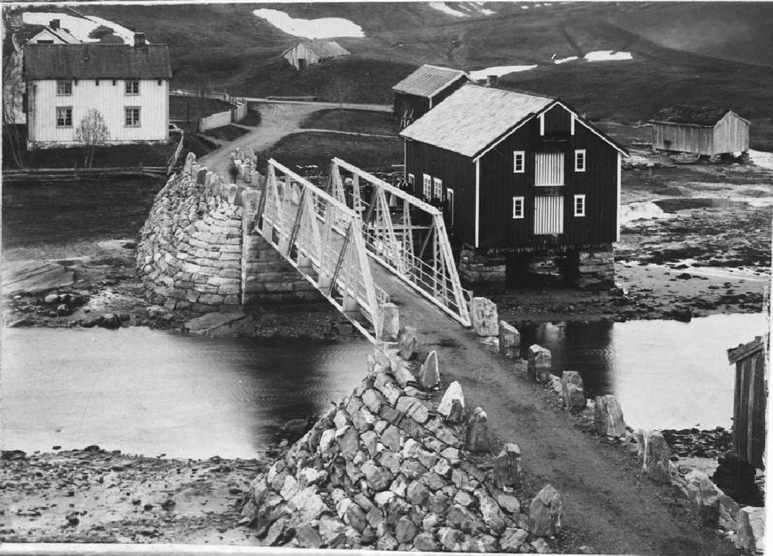 Leirfjord, Bardal. Åpning av Bardal bru. Til høyre ligger Wangbrygga.
Bildet er brukt i Leirfjordkalenderen - februar 1986 og februar 2021