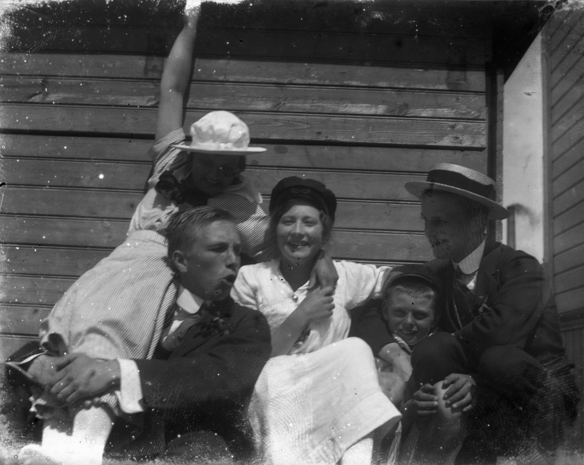 Gruppbild med Elsa, Halfdan (möjligen Björn Halfdan Klinge), Annie (troligen Hultén), Urban och Harry (troligen Andersson).