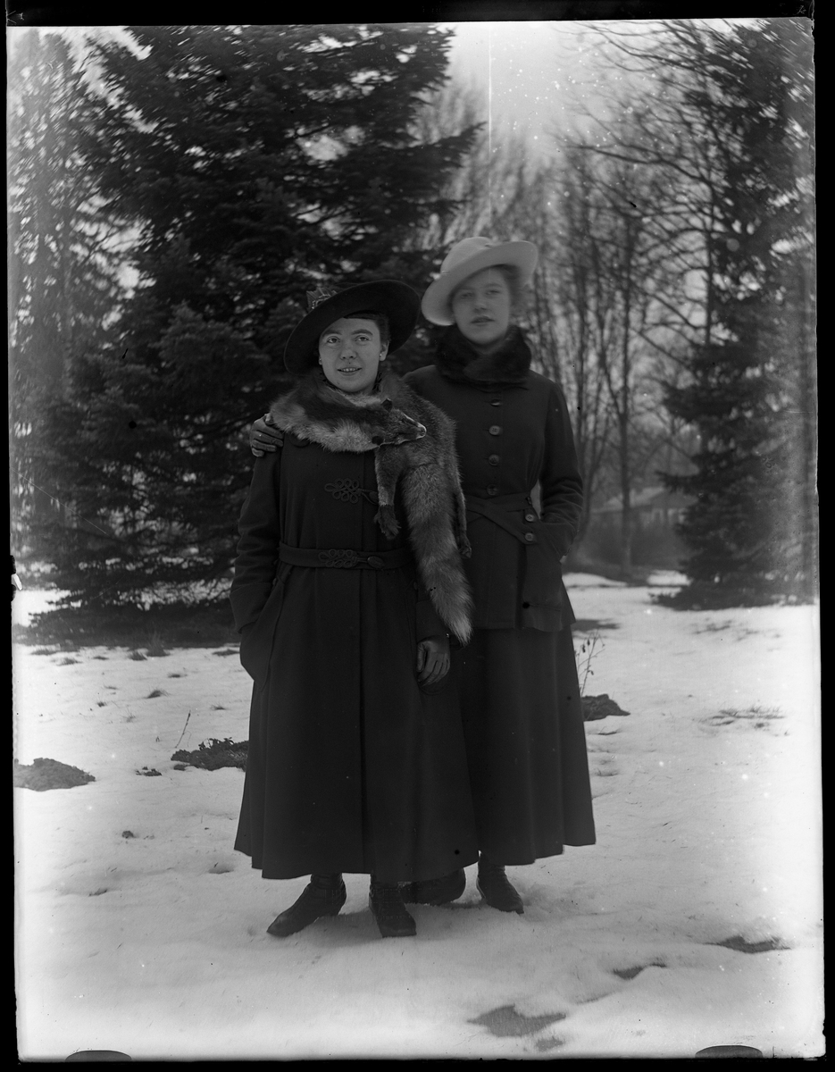 Signe och Eva fotograferade i snön.