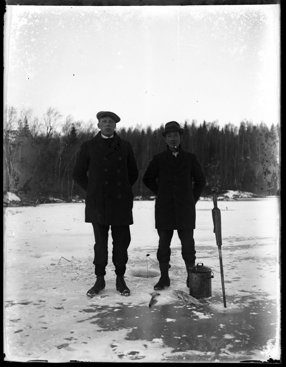 Janne och Tell vinterfiskar på Stora Krökningen.