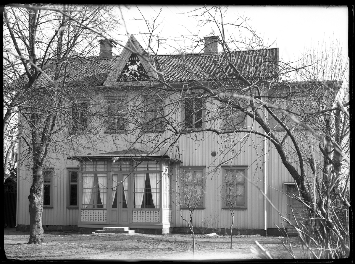 N.G.T.Os (Nationalgodtemplarorden) byggnad dekorerad med symbolen för tro, hopp och kärlek mellan årtalet 1888 och "N.G.T.O". Huset är byggt i två våningar, klätt i ljusmålad panel och har en inglasad veranda.