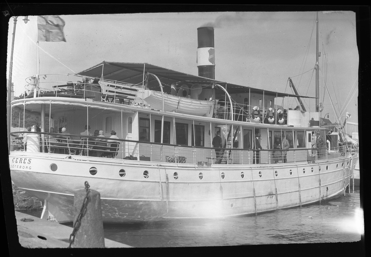 Göta kanal-båten Ceres med passagerare. I fotografens egna anteckningar står det: "Resa Trollhättan - Lilla Edet."