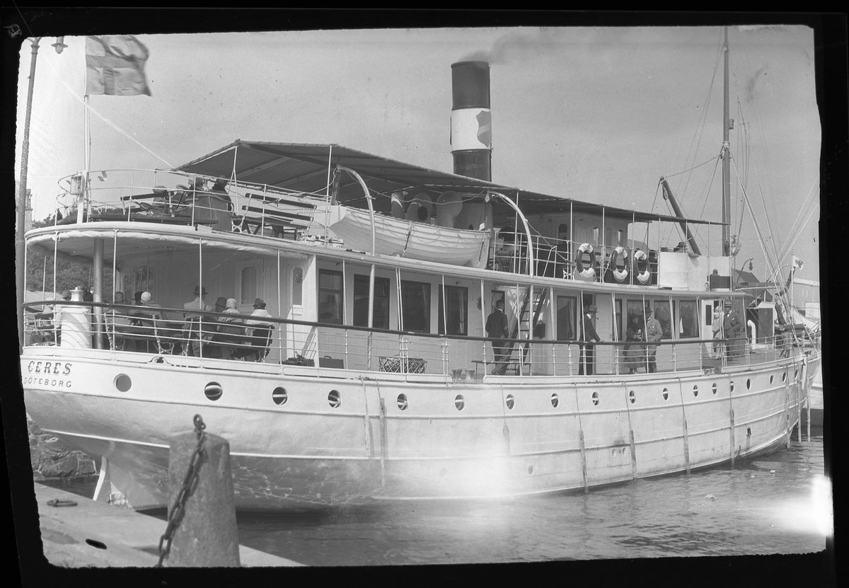 Göta kanal-båten Ceres med passagerare. I fotografens egna anteckningar står det: "Resa Trollhättan - Lilla Edet."