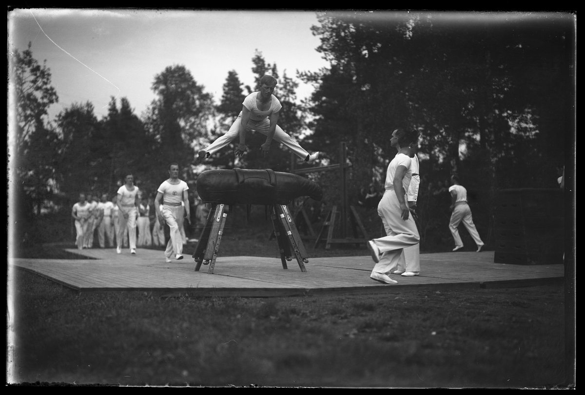 Gymnaster från Alingsås Idrottsförening (AIF) köar för att hoppa över en bock under en uppvisning i Parken.