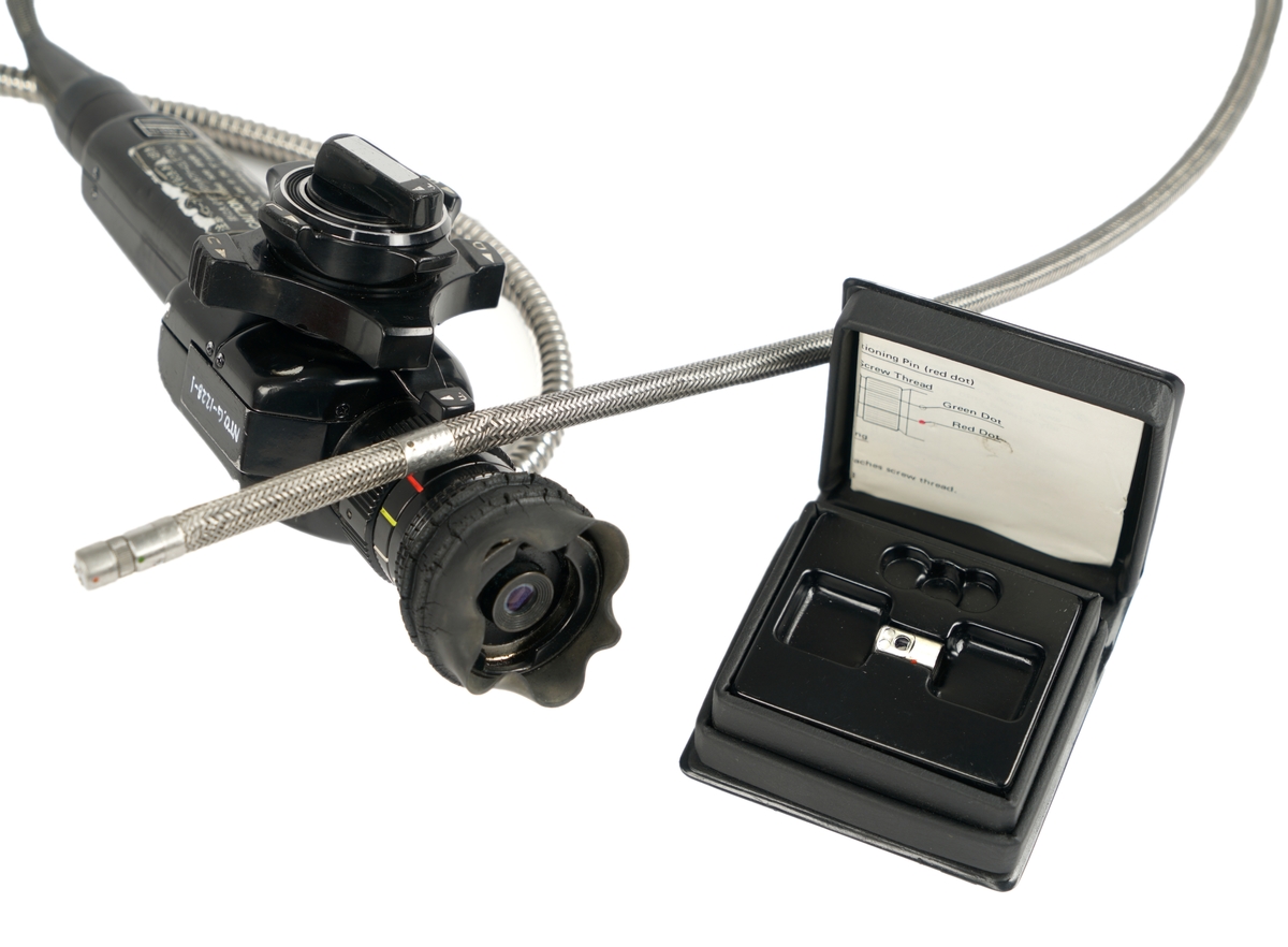 Et okkular tilkoblet ulike styringshjul og hendel som man kan benytte til å bevege inspeksjonsslangen med  et kamera i tuppen. Okkularet er tilkoblet strøm gjennom en medfølgene oppladbar batteripakke med strømledning . Batteripakken er utstyrt med ulike brytere, sikringer og uttak for ulike strømtilkoblingsmuligheter. Pakken har et bærehåndtak på oversiden. Det medfølger et ekstra okkular med en inspeksjonsstang med kamera i tuppen, pakket i en egen eske. En tilleggslinse er også pakket i en egen eske, hvor det ligger bruksanvisninger.