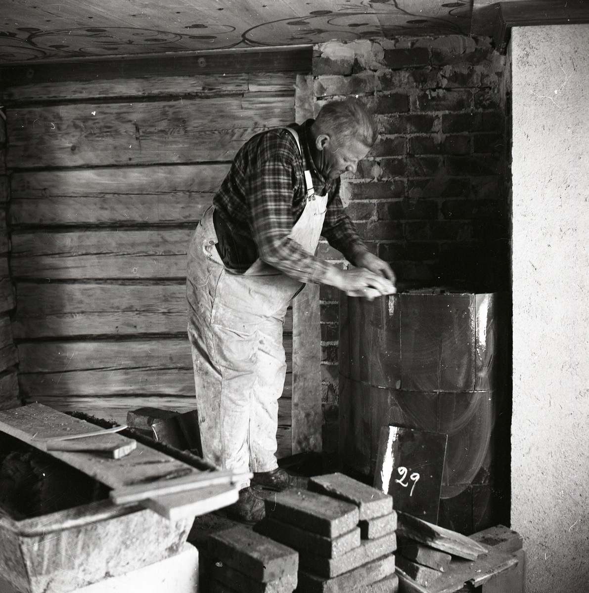 En man bygger en kakelugn, 1968.