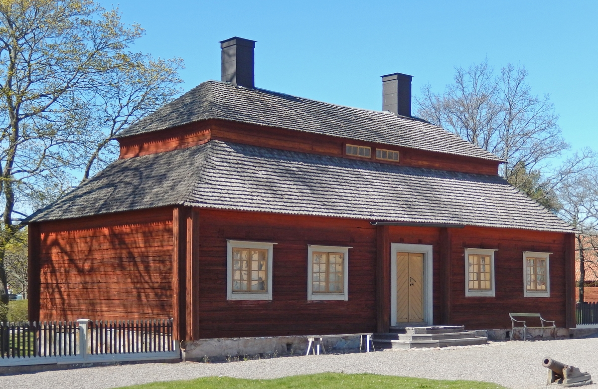 Biblioteksflygeln på Skogaholms herrgård är timrad i en våning med säteritak klätt med spån. Byggnaden har två skorstenar klädda med svartmålad plåt. 

Biblioteksflygeln flyttades till Skansen 1936 från Gullaskruvs herrgård, Hälleberga socken, Småland.