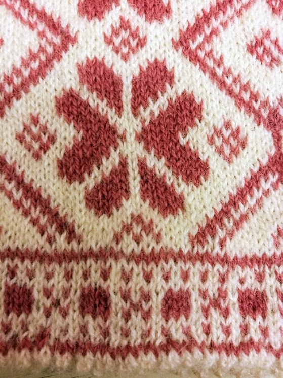 Bingestickad kjol "Laholmsblomman"
Stickad i ullgarn 2/6 .
Ursprunglig längd 62cm ,förlängd i midjan med mönsterparti 12cm.
Heltäckande mönster. vid fåll,ett mönsterparti plättabinge hålrand och 4 cm fåll
Fodrad med rosa fodertaft. gummiresår i midjan.
Av spillbitar, en liten bingedocka.