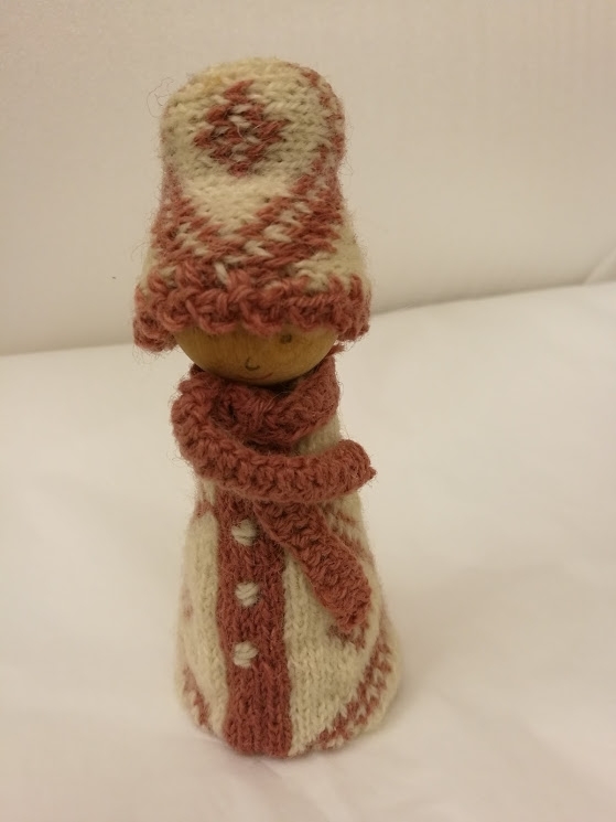 Bingestickad kjol "Laholmsblomman"
Stickad i ullgarn 2/6 .
Ursprunglig längd 62cm ,förlängd i midjan med mönsterparti 12cm.
Heltäckande mönster. vid fåll,ett mönsterparti plättabinge hålrand och 4 cm fåll
Fodrad med rosa fodertaft. gummiresår i midjan.
Av spillbitar, en liten bingedocka.