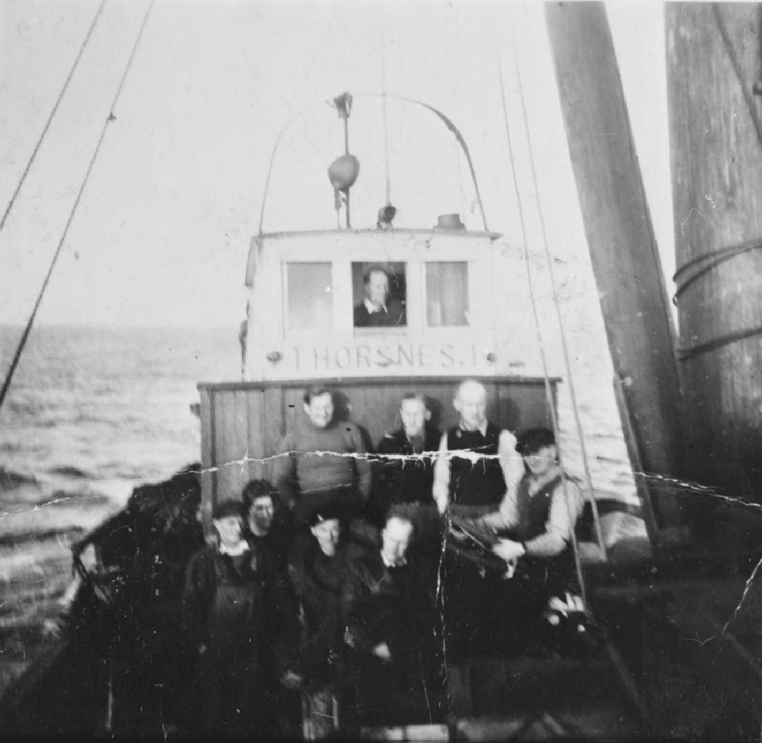 Leirfjord. På vei hjem fra Lofoten. Høvedsmann ombor på skøyta "Thorsnes" er Ditmar Olsen. Personene ombord er ukjente.