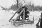 Motor till flygplan Gloster Gladiator står i en transportbock vid F 19, Svenska frivilligkåren i Finland.