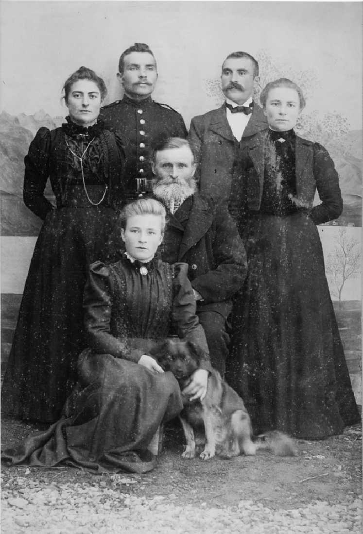 Leirfjord, Fagervika. Familie fra Fagervika. B.f.v.: Augusta Pedersen (g. Fagervik), Ludvik Pedersen, Peder Pedersen og Kristine Pedersen. I midten: Johan Pedersen. Foran: Ragnhild Pedersen med hunden Bibbi.
Bilde er brukt i Leirfjordkalenderen - oktober 1993