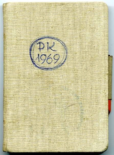 Elva dagböcker med hårda linnepärmar samt blå respektive svarta vaxpärmar: "Björnöya 1965", "Spetsbergsexpeditionen 1966", numrerade 1-4, "Svalbard 1967", tre böcker "Edgeöya 1967" med tunt häfte "Förteckning över prover: Edgeöya -67 P.K." och "Spetsbergen 1969". Fyra av dagböckerna med penna. Samt 3 st avvägningsböcker med hård grön vaxpärm från expeditionerna 1966, -67 och -69.
Dagböckerna ligger in kvadratisk arkivlåda märkt "Kartor, fältdagböcker, Exp-69 Kartor"