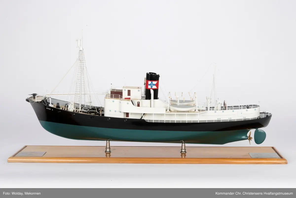 Miniatyrmodell i størrelse 1:50 av HV/B "Gos X". 
Selve skipet ble bygget i 1947 av Kaldnes Mek. Verksted A/S i Tønsberg for Hvalfangerselskapet Pelagos A/S