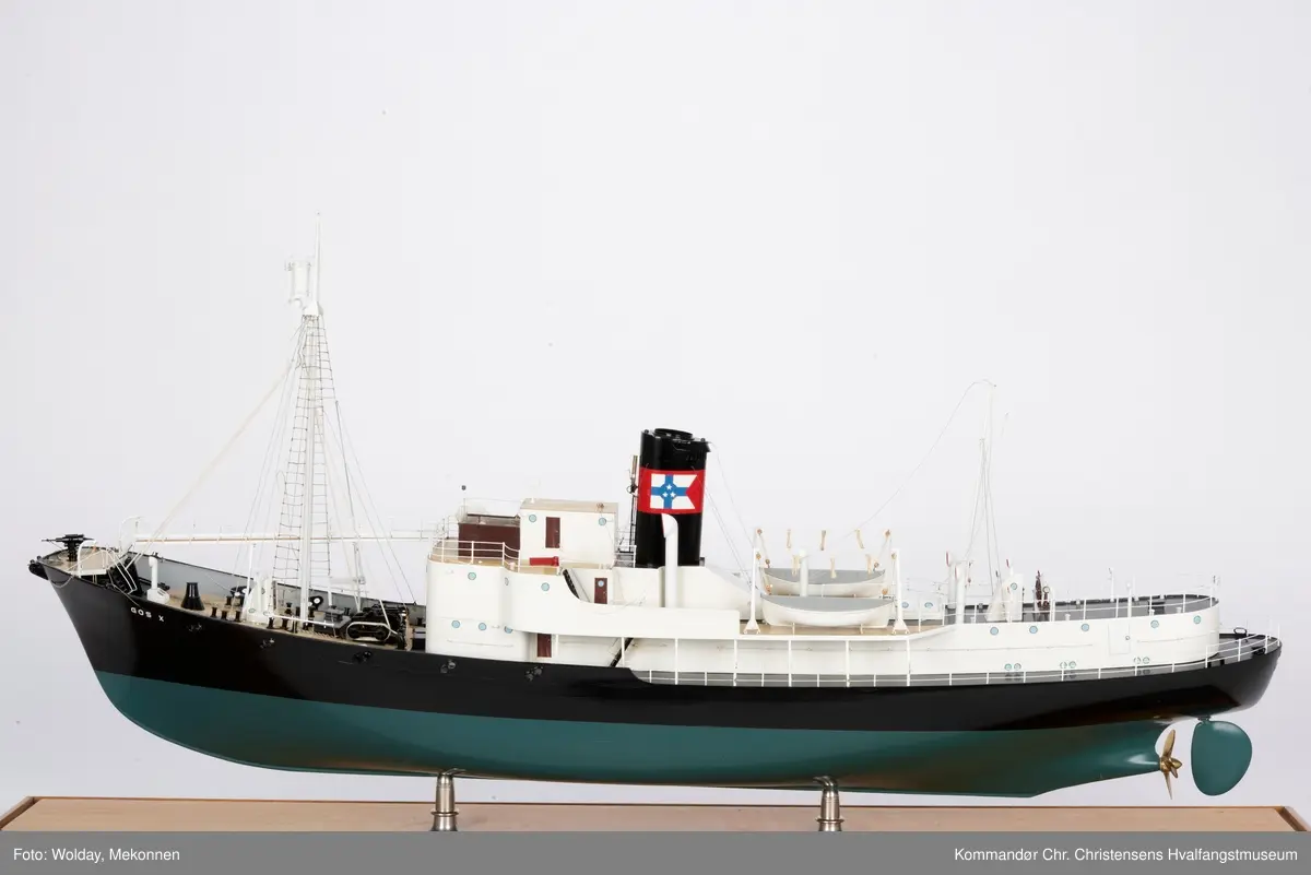 Miniatyrmodell i størrelse 1:50 av HV/B "Gos X". 
Selve skipet ble bygget i 1947 av Kaldnes Mek. Verksted A/S i Tønsberg for Hvalfangerselskapet Pelagos A/S