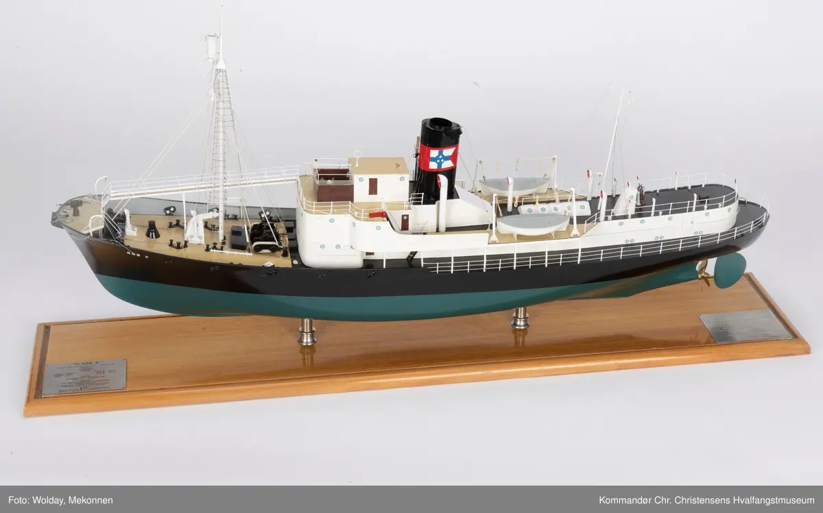 Miniatyrmodell i størrelse 1:50 av HV/B "Gos X". 
Selve skipet ble bygget i 1947 av Kaldnes Mek. Verksted A/S i Tønsberg for Hvalfangerselskapet Pelagos A/S