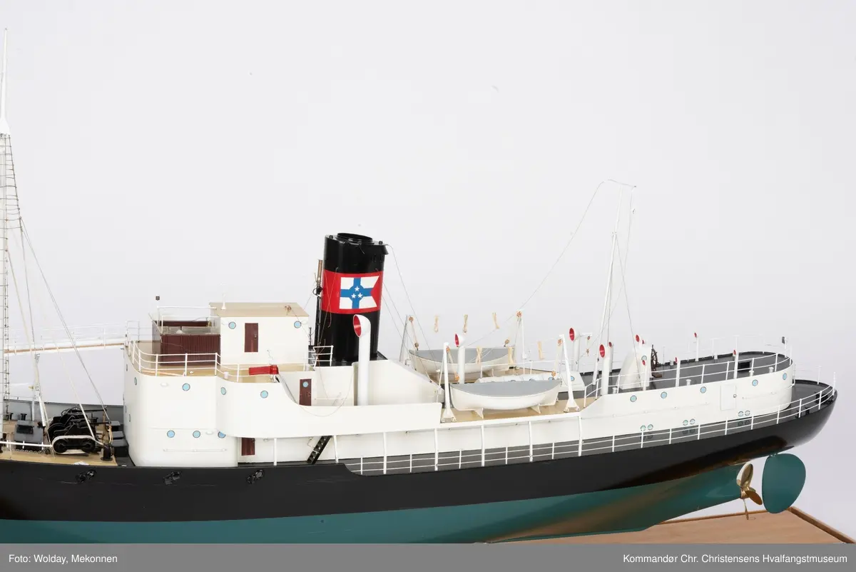 Miniatyrmodell i størrelse 1:50 av HV/B "Gos X". 
Selve skipet ble bygget i 1947 av Kaldnes Mek. Verksted A/S i Tønsberg for Hvalfangerselskapet Pelagos A/S