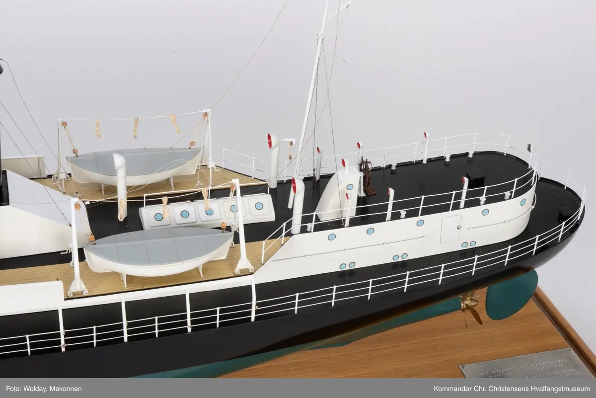 Miniatyrmodell i størrelse 1:50 av HV/B "Gos X". 
Selve skipet ble bygget i 1947 av Kaldnes Mek. Verksted A/S i Tønsberg for Hvalfangerselskapet Pelagos A/S