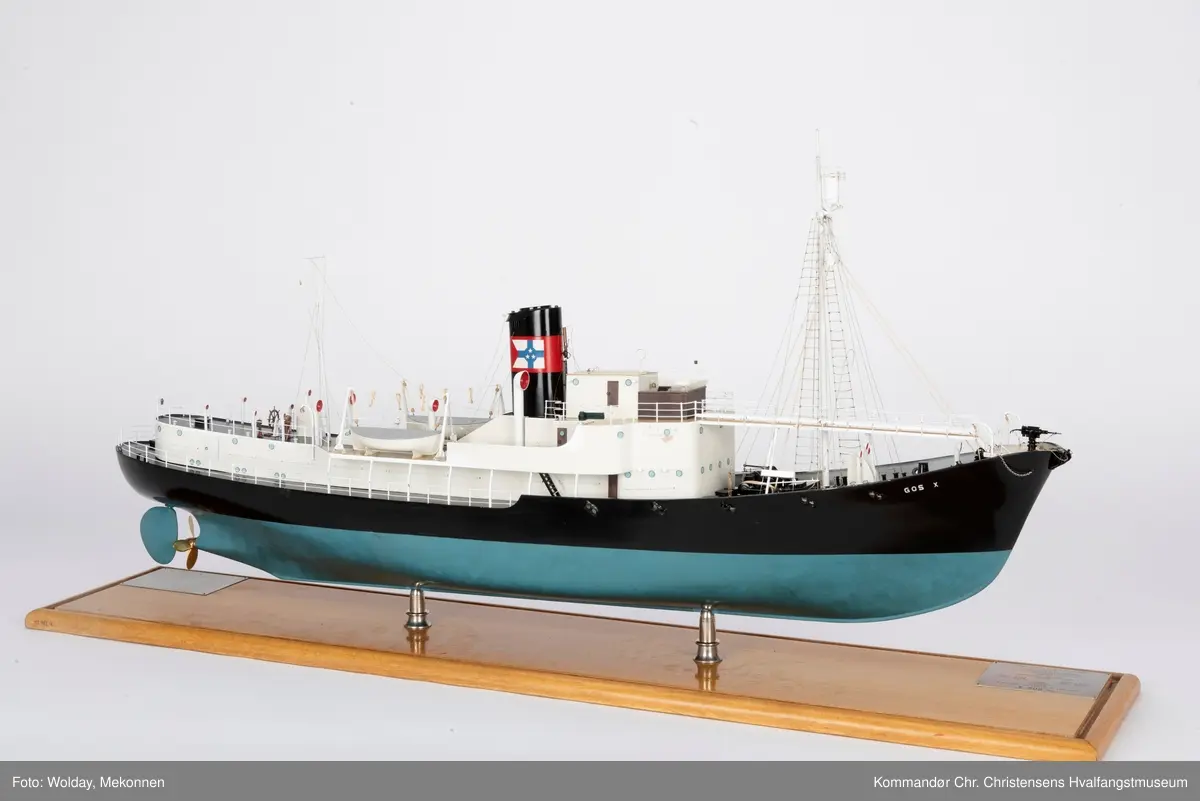 Miniatyrmodell i størrelse 1:50 av HV/B "Gos X". 
Selve skipet ble bygget i 1947 av Kaldnes Mek. Verksted A/S i Tønsberg for Hvalfangerselskapet Pelagos A/S