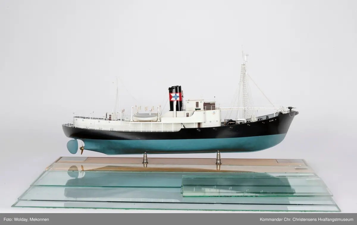 Miniatyrmodell i størrelse 1:50 av HV/B "Gos X". 
Selve skipet ble bygget i 1947 av Kaldnes Mek. Verksted A/S i Tønsberg for Hvalfangerselskapet Pelagos A/S