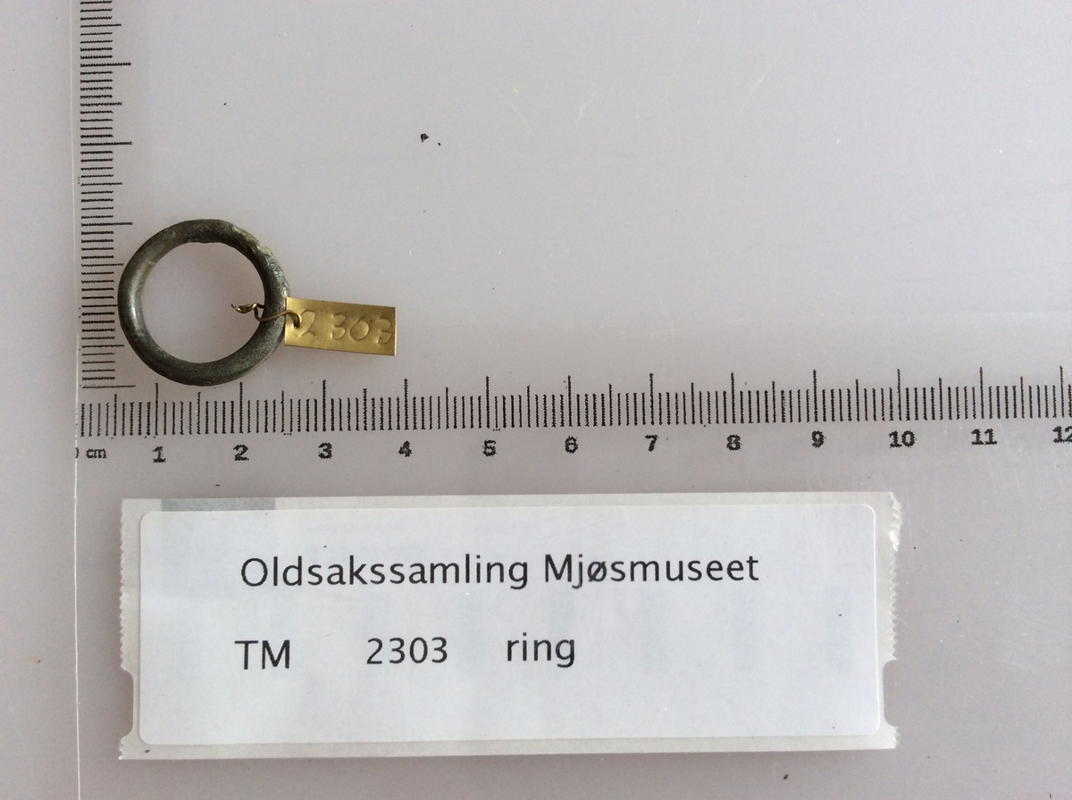 Ring av bronse fra yngre romersk jernalder. Funnet i en kvinnegrav på Vestby under Evang i 1885.