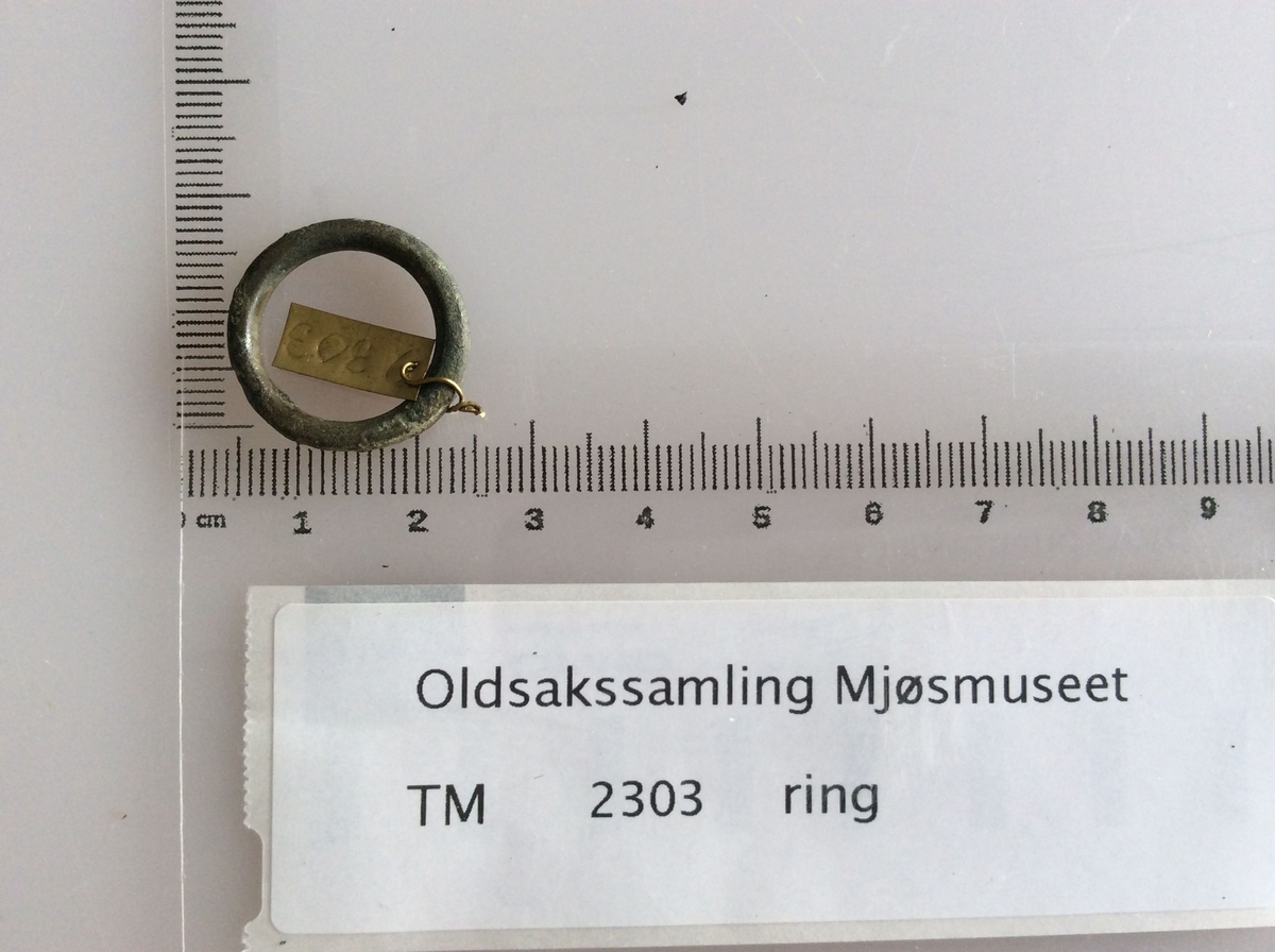 Ring av bronse fra yngre romersk jernalder. Funnet i en kvinnegrav på Vestby under Evang i 1885.