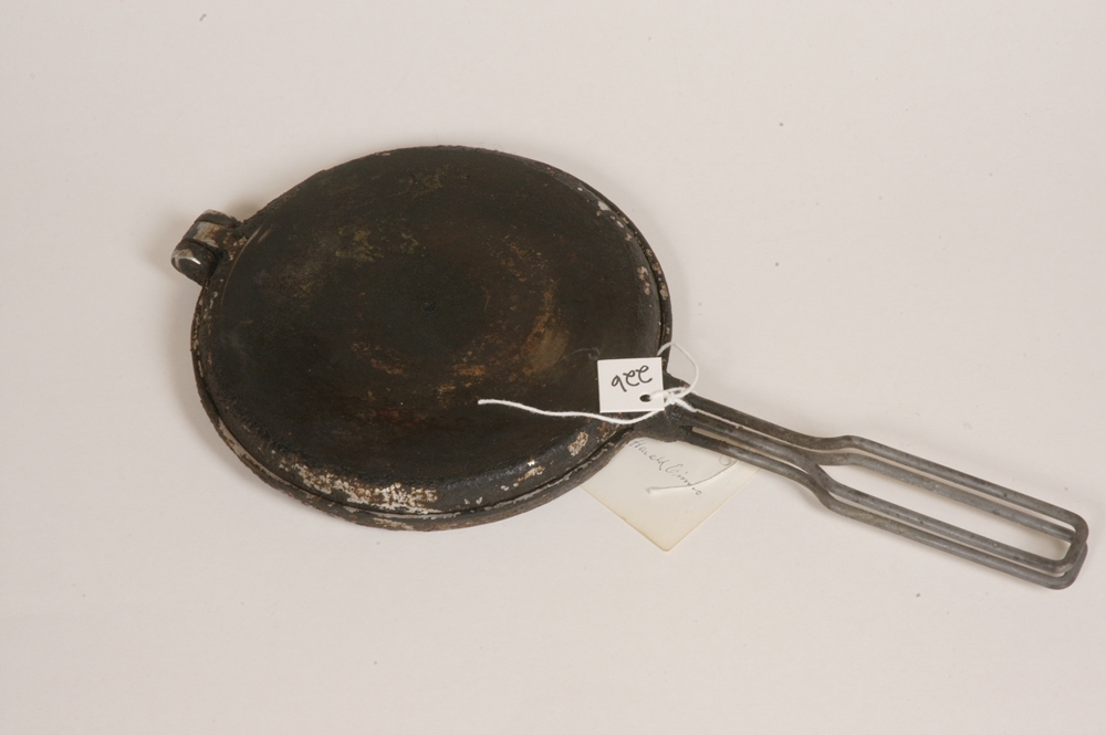 Vaffeljernet er dobbelt og hengslet bak. Jernet er rundt m/ 5-hjerters rutemønster og lange håndtak.